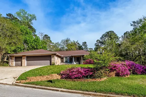 2004 E Lake Dr, Huntsville, TX 77340