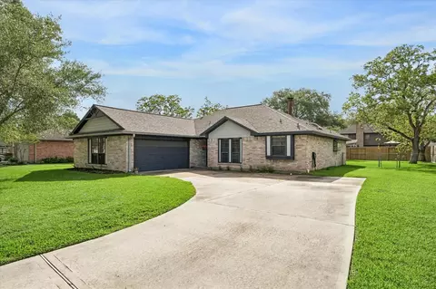 1104 Tipperary Ave, Friendswood, TX 77546