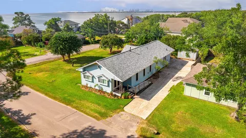 730 S Holmes St, La Porte, TX 77571