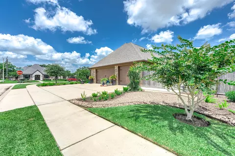 Exterior - 720 Rustic Oaks Dr, Angleton, TX 77515 photo 10 of 12