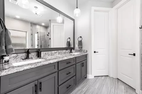 Bath - 720 Rustic Oaks Dr, Angleton, TX 77515 photo 2 of 5