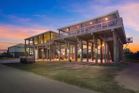 933 Magnolia Ln, Bolivar Peninsula, TX 77650