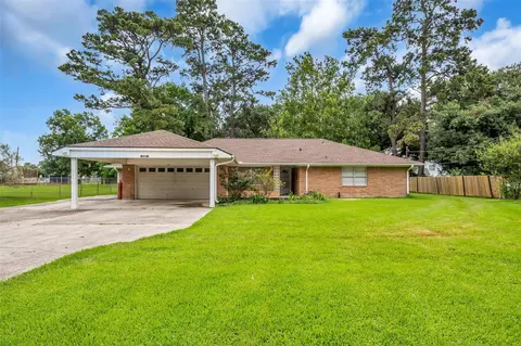 205 N 8th St, Highlands, TX 77562