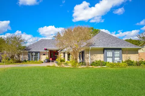 807 Trochta St, El Campo, TX 77437