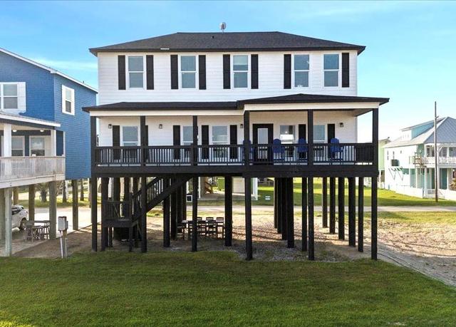 1326 Emerald Dr, Crystal Beach, TX 77650
