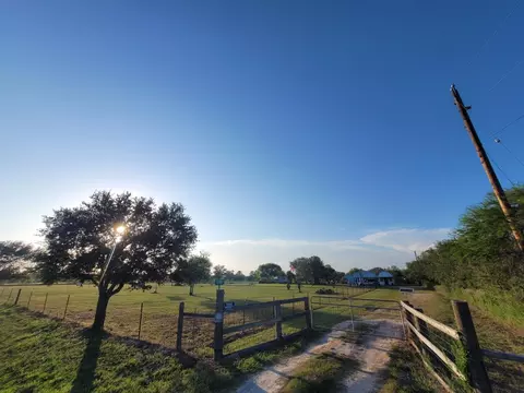 796 Shelly Rd, Refugio, TX 78377 photo 2
