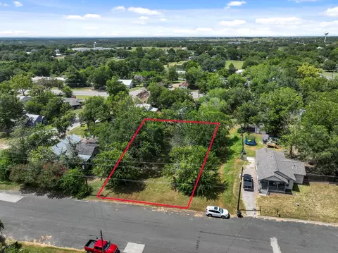1015 Anderson St, Schulenburg, TX 78956