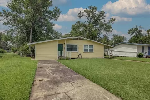 211 Magnolia St, Lake Jackson, TX 77566