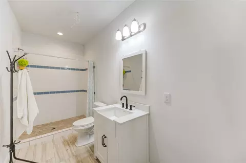 Bath - 8570 Sunny Side Rd, Hempstead, TX 77445 photo 1 of 4