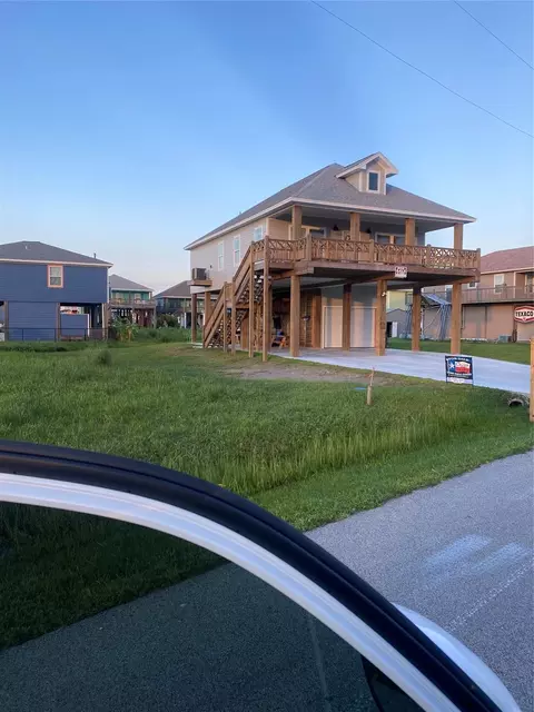 982 Tideland Dr, Crystal Beach, TX 77650
