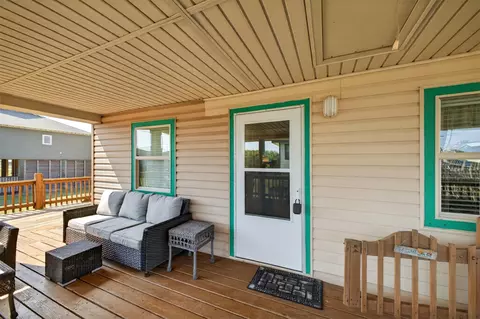 975 Holiday Dr, Crystal Beach, TX 77650