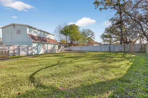 Exterior - 712 E Peach St, Angleton, TX 77515 photo 2 of 10