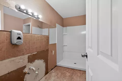Bath - 712 E Peach St, Angleton, TX 77515 photo 4 of 4