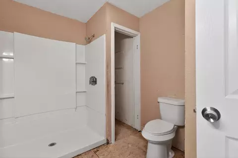 Bath - 712 E Peach St, Angleton, TX 77515 photo 2 of 4