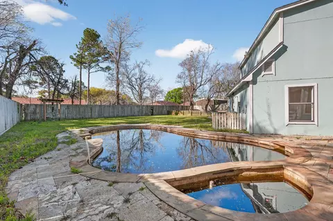 Exterior - 712 E Peach St, Angleton, TX 77515 photo 6 of 10