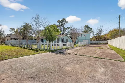 Exterior - 712 E Peach St, Angleton, TX 77515 photo 5 of 10