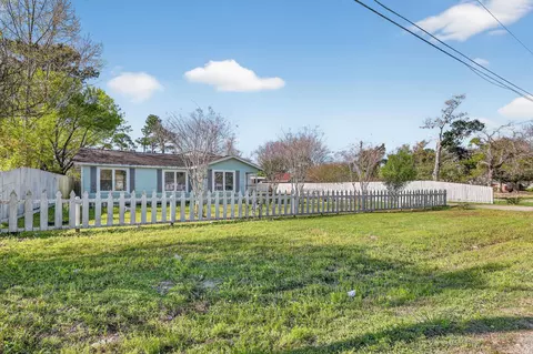 Exterior - 712 E Peach St, Angleton, TX 77515 photo 3 of 10