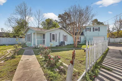 712 E Peach St, Angleton, TX 77515