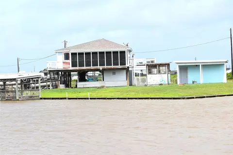 11 Chimaera Rd, Sargent, TX 77414