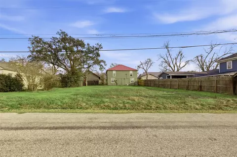 233 S San Antonio St, Bellville, TX 77418