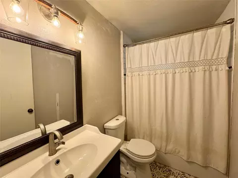 Bath - 1380 Cardinal Ln, Trinity, TX 75862 photo 1 of 2