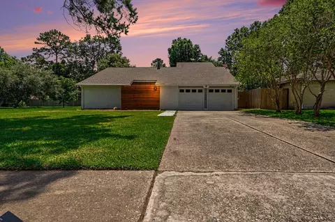 1003 N Diamondhead Blvd, Crosby, TX 77532