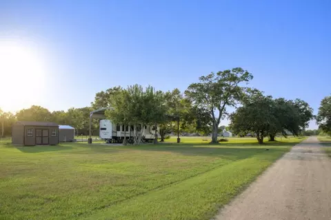 93 Swallow St, Palacios, TX 77465