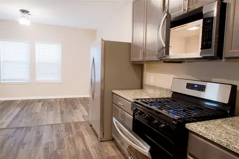 Kitchen - 17624 Cedar Crest Dr, Conroe, TX 77306 photo 4 of 6