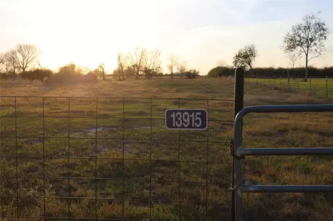 13915 Schmidt Rd, Hempstead, TX 77445