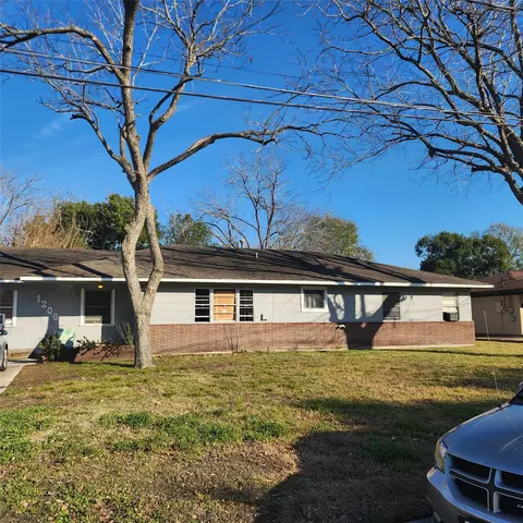1206 N Commerce St, Baytown, TX 77520