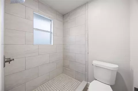 Bath - 2723 Goldspring Ln, Spring, TX 77373 photo 2 of 3