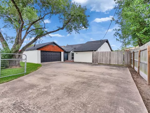 2703 Shady Ln, Webster, TX 77598