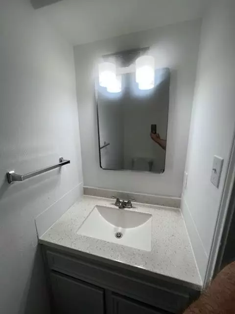 Bath - 89 Coral Gables, Trinity, TX 75862 photo 6 of 8