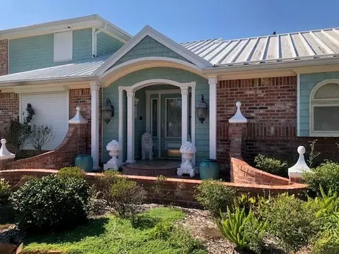 804 Alvin St, El Campo, TX 77437