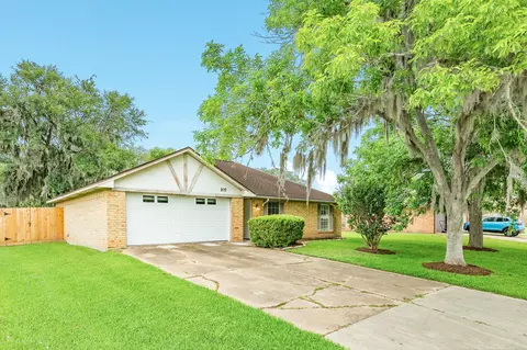 105 Sugar Cane Trce, Lake Jackson, TX 77566