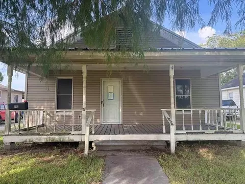 712 N 11th St, Nederland, TX 77627