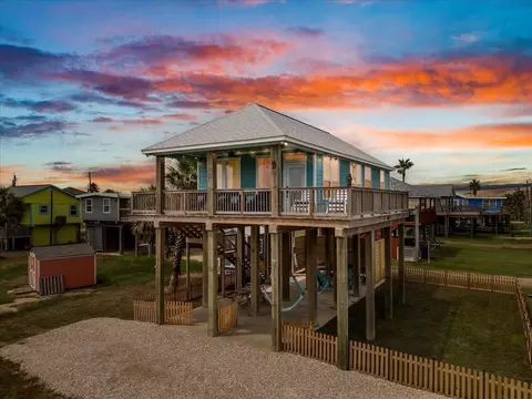 307 Olive St, Surfside Beach, TX 77541