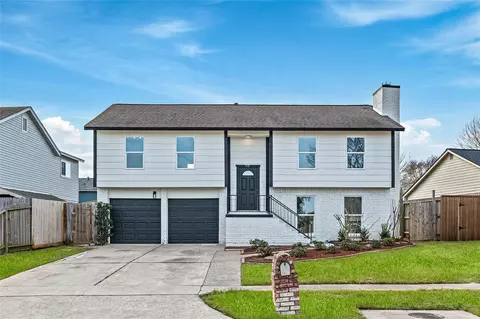 713 Sugar Hill Dr, La Porte, TX 77571