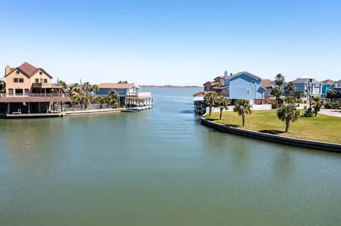 1818 Tiki Dr, Tiki Island, TX 77554