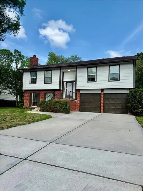 435 Old Course Dr, Friendswood, TX 77546