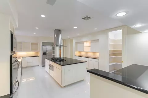 8800 Woodway Dr #10, Houston, TX 77063