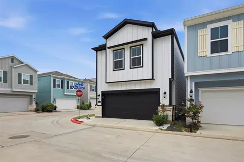 614 Pelican Dr, Kemah, TX 77565