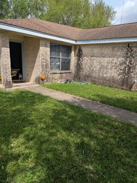 2401 Hedgerose Ln, Bay City, TX 77414