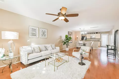 718 Redwing Place Dr, Houston, TX 77009