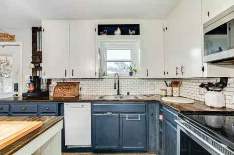 Kitchen - 302 Britt Bailey Blvd, Angleton, TX 77515 photo 3 of 4