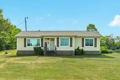 Exterior - 302 Britt Bailey Blvd, Angleton, TX 77515 photo 2 of 8