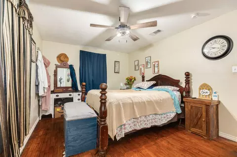 Bedroom - 302 Britt Bailey Blvd, Angleton, TX 77515 photo 1 of 4