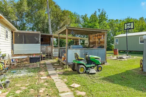 Exterior - 302 Britt Bailey Blvd, Angleton, TX 77515 photo 5 of 8