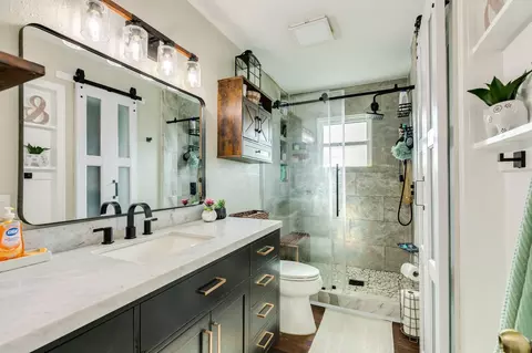 Bath - 302 Britt Bailey Blvd, Angleton, TX 77515 photo 2 of 2