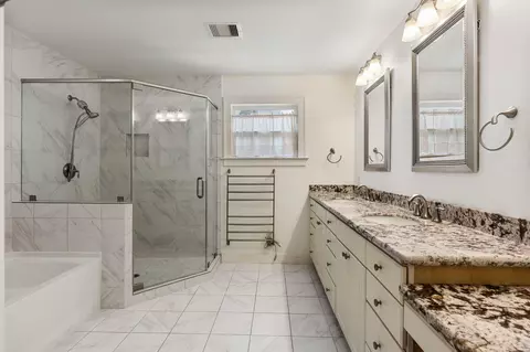 Bath - 701 E 17th St, Houston, TX 77008 photo 2 of 4
